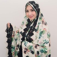 Mukena Nagita Slavina dipercantik dengan aksen renda. Mukena Nagita ini dibandrol dengan harga Rp 2 jutaan. Foto: Instagram Nagita slavina