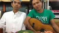Kalau ini pose Ustaz Somad bersama pengamen di salah satu warung di Payakumbuh. Terlihat ustaz yang sering melontarkan humor konyol ini habis makan sate Padang. Foto: Instagram ustadzabdulsomad