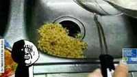 Ini sih ngenes banget ya. Udah buru-buru masak mie menjelang imsak, tapi pas di tirisin, mienya tumpah. Kasian. Foto: Istimewa