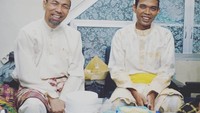Bahagia adalah ketika peci hitam dan topi putih bisa tertawa bersama. Bersama Al-Mukarram Ustadz Dr. Musthafa Umar, Lc. MA, tulis Ustaz Somad yang juga dijamu makanan. Foto: Instagram ustadzabdulsomad