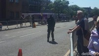 Ada juga polisi bersenjata yang ikut mengamankan lokasi sekitar Windsor.