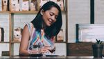 Lihat Nih Gaya 10 Artis Cantik Kalau Sedang Minum Kopi!