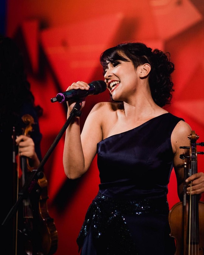 Indonesia juga punya Ava Victoria. Selain bersolo karier, violinist berparas ayu  ini turut tergabung dalam trio Violet yang terdiri dari tiga violinist perempuan. Ia pun aktif melestarikan musik khas Nusantara lewat grup Keroncong Musyawarah. (Foto: Instagram)