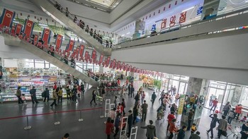 Di Pyongyang, ada juga Kwangbok Department Store sebagai salah satu pusat perbelanjaannya. (Foto: Instagram/dprk360)