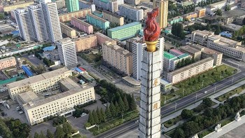 Korut memiliki monumen bernama Juche Tower yang sekilas tampak mirip dengan Monumen Nasional di Jakarta. (Foto: Instagram/dprk360)
