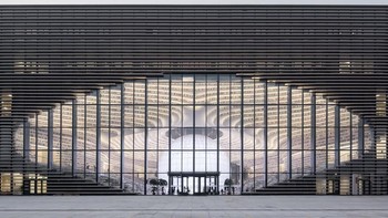 Bagian atrium perpusatakaan ini dirancang sedemikian rupa. Sehingga terlihat seperti bola mata 3D ketika melihatnya dari luar. Foto: Dezeen