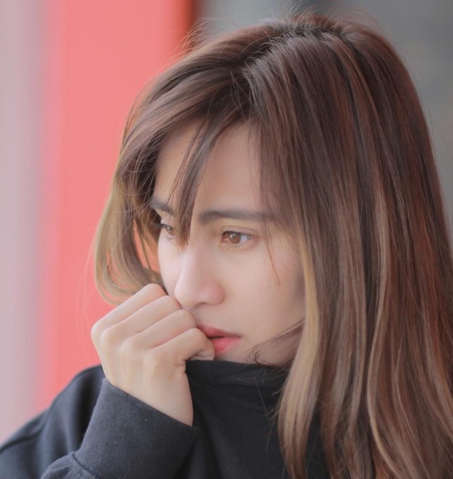 Tampil mengenakan makeup natural flawless dengan perona bibir peach, Bellaetrix terlihat memesona. Foto: Instagram @manuputtybellaetrix