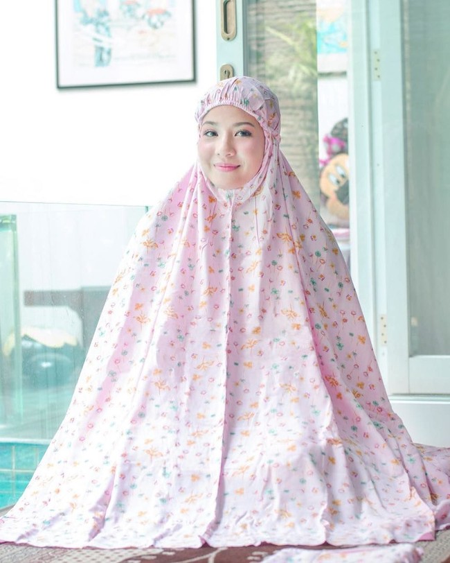 Natasha Rizky tampil cantik dengan mukena bernuansa pastel. Mukena dengan potongan sederhana ini cocok dipakai ibadah sehari-hari hingga salat terawih. Foto: Instagram