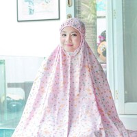 Natasha Rizky tampil cantik dengan mukena bernuansa pastel. Mukena dengan potongan sederhana ini cocok dipakai ibadah sehari-hari hingga salat terawih. Foto: Instagram