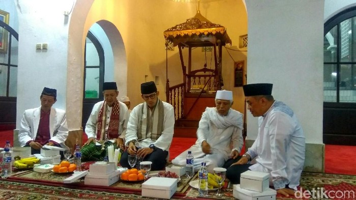 Sandiaga Buka Puasa Bareng Warga di Cikini