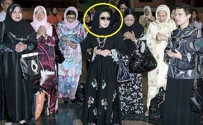 membawa tas Hermes Birkin hitam yang harganya bisa mencapai miliaran rupiah. Foto: Bernama Malaysia, Istimewa