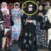 membawa tas Hermes Birkin hitam yang harganya bisa mencapai miliaran rupiah. Foto: Bernama Malaysia, Istimewa