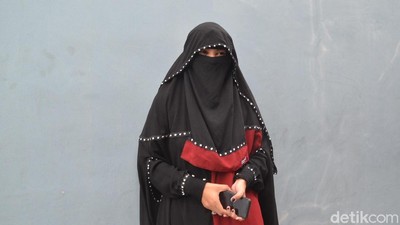 7 Gaya Indadari, Mantan Istri Caisar yang Selalu Berbusana Cadar Hitam