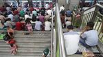 Suasana Salat Jumat di Lorong Pasar Tanah Abang