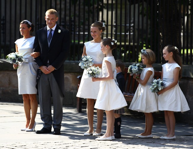 Gaun putih dengan rok lebar untuk para bridesmaid di pernikahan sepupu Pangeran William, Zara Phillips dan Mike Tindall tahun 2011. Foto: Dok. Getty Images