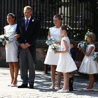 Gaun putih dengan rok lebar untuk para bridesmaid di pernikahan sepupu Pangeran William, Zara Phillips dan Mike Tindall tahun 2011. Foto: Dok. Getty Images