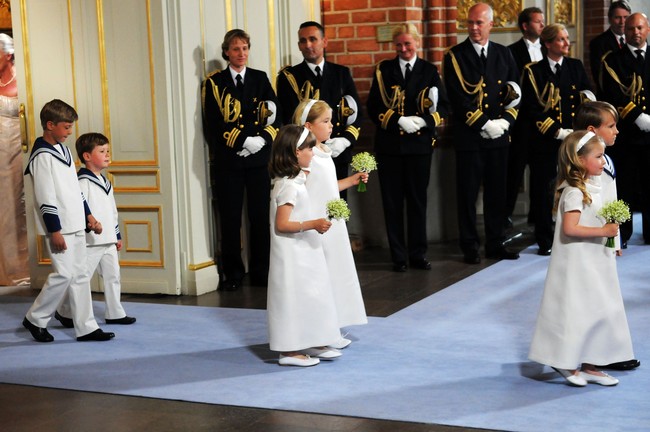 Pangeran Christian dari Denmark begitu menggemaskan dengan baju ala pelaut sebagai page boy Putri Victoria dari Swedia dan Daniel Westling. Sedangkan bridesmaid dengan gaun putih high-neck. Foto: Dok. Getty Images