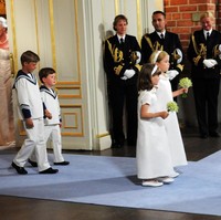 Pangeran Christian dari Denmark begitu menggemaskan dengan baju ala pelaut sebagai page boy Putri Victoria dari Swedia dan Daniel Westling. Sedangkan bridesmaid dengan gaun putih high-neck. Foto: Dok. Getty Images