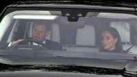Mobil Range Rover mendadak melintas di antara warga di Long Walk, Windsor pada Kamis (17/5) atau dua hari jelang pernikahan. Ternyata, mobil itu ditumpangi oleh Pangeran Harry dan Meghan Markle yang menuju Kastil Windsor untuk mengikuti geladi kotor prosesi pernikahan. Warga pun terkaget-kaget dan tidak menyangka keduanya muncul. Foto: Hello!
