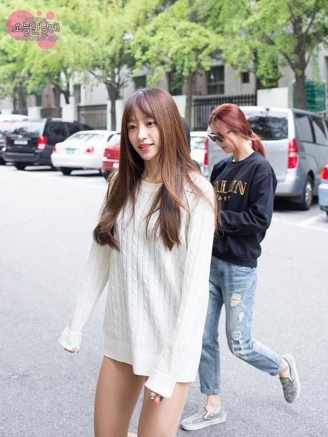 Hani personel EXID menyukai gaya yang nyaman dan stylish. Termasuk sweater oversized yang menutupi celana super pendeknya, sehingga ia tak terlihat memakai bawahan. Foto: Koreaboo