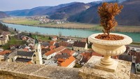 Memang, pertumbuhan wisata di Slovenia agak lambat, sehingga memanfaatkan ketenaran Melania Trump. Kota Sevnica yang sekarang adalah sebuah kota industri dengan populasi sekitar 5.000 orang (CNN Travel)