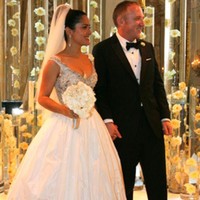 Salma Hayek mengenakan gaun keluaran Balenciaga saat menikah dengan pengusaha Francois-Henri Pinault. Gaun menonjolkan keseksian Salma dengan potongan leher rendah dan bordiran bernuansa emas. Foto: Elle