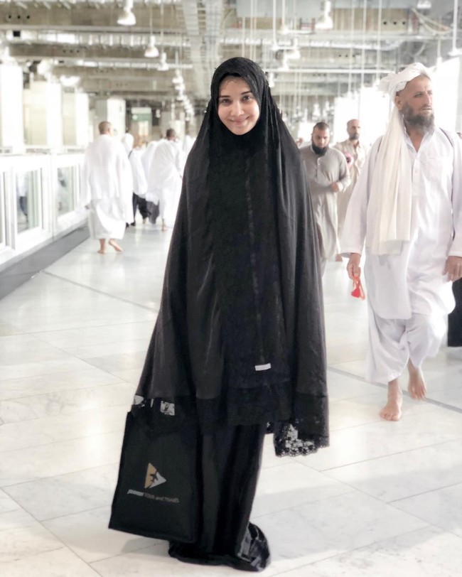 Saat beribadah umroh beberapa waktu lalu, Zaskia Sungkar memakai mukena berwarna hitam. Mukena beraksen renda tersebut menggunakan bahan katun yang ringan dan nyaman dipakai di cuaca panas Foto: Instagram Zaskia Sungkar