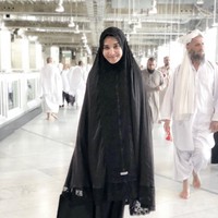 Saat beribadah umroh beberapa waktu lalu, Zaskia Sungkar memakai mukena berwarna hitam. Mukena beraksen renda tersebut menggunakan bahan katun yang ringan dan nyaman dipakai di cuaca panas Foto: Instagram Zaskia Sungkar