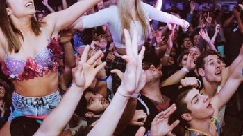 Ketika wanita ini melek, sudah ada benda terlempar di depan mukanya. (Foto: goodfullness)