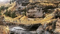 Membentang di atas Sungai Apurimac, Jembatan Rumput Keshwa Chaca ini tampak cantik dengan warna kuning keemasan. Keshwa Chaha bukan terbuat dari kayu atau tali, tapi rumput yang dianyam. Waw! (rkallai/Instagram)