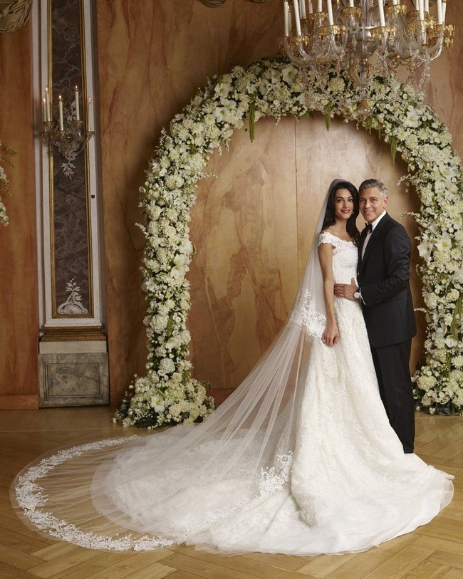 Penampilan super anggun dan cantik Amal Clooney saat memakai gaun pengantin rancangan Oscar De La Renta masih ingat dalam ingatan hingga sekarang. Gaun mewah itu terbuat dari lace dengan detail bordiran dan mutiara. Foto: Vogue