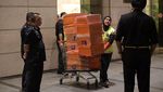 Wuih! Polisi Sita 284 Tas Hermes dan LV dari Apartemen Najib