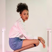 Sang model wanita adalah Bae Yu-jin. Yu-jin punya kecantikan yang unik. Ia memiliki kulit gelap dan berambut keriting, namun di sudut wajah tertentu tampak semburat wajah khas Asia.  Foto: Instagram/@bae_0430