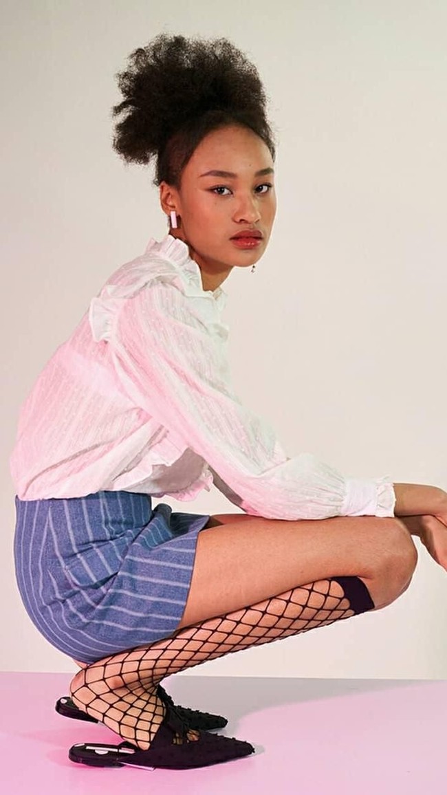 Sang model wanita adalah Bae Yu-jin. Yu-jin punya kecantikan yang unik. Ia memiliki kulit gelap dan berambut keriting, namun di sudut wajah tertentu tampak semburat wajah khas Asia.  Foto: Instagram/@bae_0430