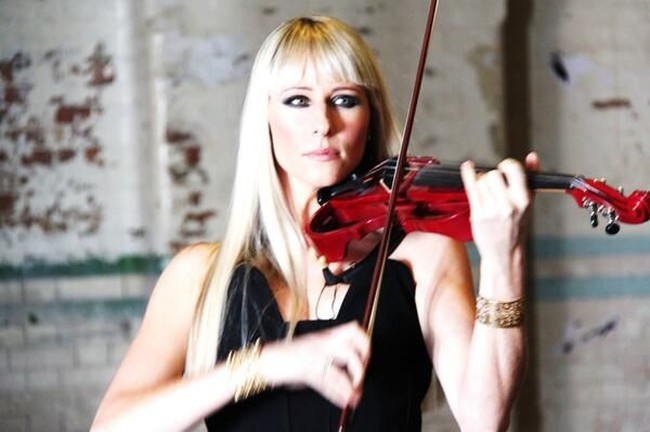Salah satu violinist cantik adalah Tania Davis dari kuartet classical-crossover dari Inggris bernama Bond. Perawakannya yang menawan, ditambah gayanya yang seksi membuat aksi gesek biola Tania enak dipandang. (Foto: Instagram)