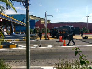Tim Gegana Periksa Benda Mirip Bom di Tol Sidoarjo