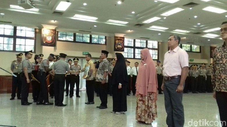 Keluarga Polisi yang Gugur di Mako Brimob Diberi Rumah Keluarga Polisi yang Gugur di Mako Brimob Diberi Rumah