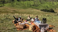 Lewat akun instagramnya @melissa_karim, ibu satu anak ini sering membagikan foto bersama makanan. Misalnya momen seru saat piknik di Bromo ini. Foto: instagram @melissa_karim