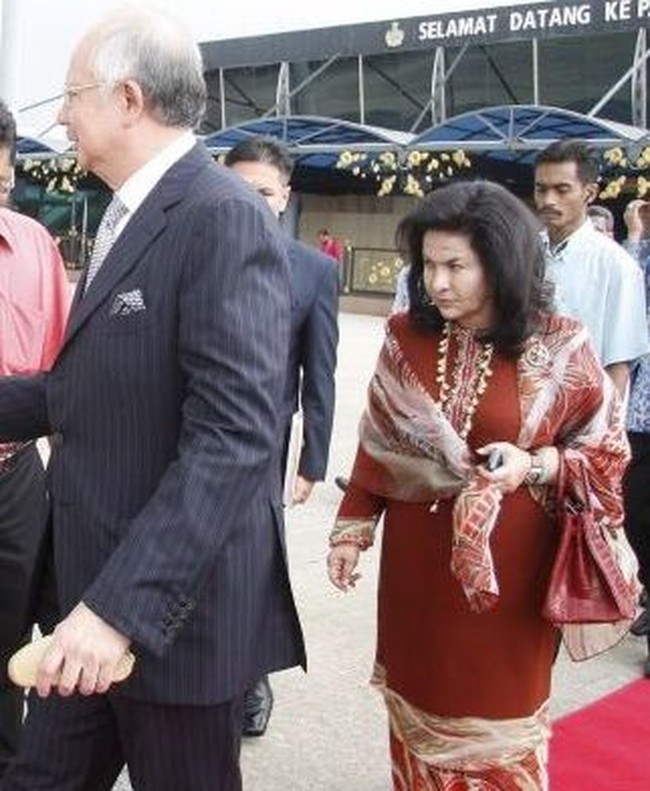 Tampil serba merah, Rosmah Mansor menenteng tas Hermes yang warnanya matching dengan busananya. Tas Hermes Birkin berwarna merah yang dibawanya ini harganya juga mencapai Rp 1 miliar. Foto: Bernama Malaysia, Istimewa