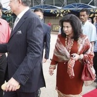 Tampil serba merah, Rosmah Mansor menenteng tas Hermes yang warnanya matching dengan busananya. Tas Hermes Birkin berwarna merah yang dibawanya ini harganya juga mencapai Rp 1 miliar. Foto: Bernama Malaysia, Istimewa