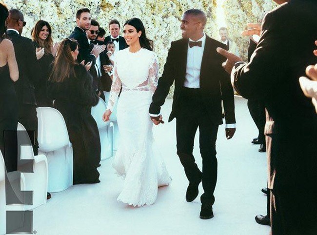Berbalut Givenchy Couture saat menikahi Kanye West, gaun Kim Kardashian juga masuk sebagai urutan kesembilan yang terpopuler. Gaun tampak mewah bersiluet mermaid, dengan detail cutout berbahan lace dan train yang megah. Foto: Hollywood Life