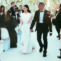 Berbalut Givenchy Couture saat menikahi Kanye West, gaun Kim Kardashian juga masuk sebagai urutan kesembilan yang terpopuler. Gaun tampak mewah bersiluet mermaid, dengan detail cutout berbahan lace dan train yang megah. Foto: Hollywood Life