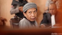 Aman Abdurrahman alias Oman Rochman alias Abu Sulaiman bin Ade Sudarman dituntut mati. Aman diyakini jaksa menjadi otak sejumlah rencana teror di Indonesia, termasuk bom Thamrin pada 2016.