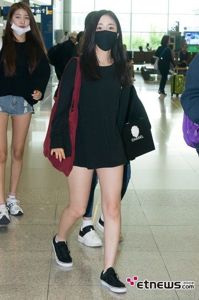Penampilan santai SinB GFRIEND di bandara saat pakai T-shirt lengan panjang super mini. Foto: Koreaboo