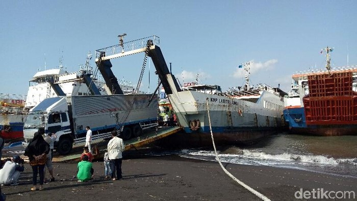 23 Kendaraan Terjebak KMP Labitra Adinda Dievakuasi