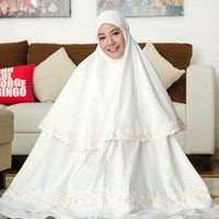 Mukena Natasha Rizky yang kedua ini memiliki aksen layer dan sedikit bordir. Warna putih dengan detail menarik seperti ini cocok dipakai saat salat Ied nanti. Foto: Instagram