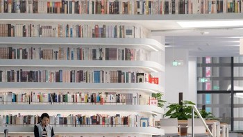 Sejumlah buku di antaranya ditempatkan di langit-langit ruangan. Foto: Dezeen