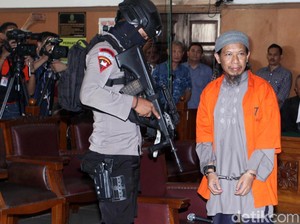 Dituntut Mati, Aman Abdurrahman Langsung Diborgol ke Luar Ruangan