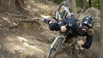 Tetap narsis di detik-detik sebelum jatuh. (Foto: goodfullness)