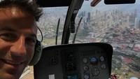 Sambil di helikopter, Del Piero juga masih sempat-sempatnya Selfie. Ini saat dia terbang di atas Panama City (Instagram/alessandrodelpiero)